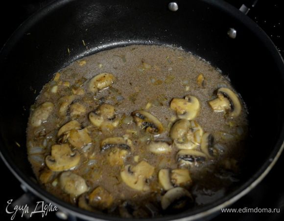 Слив. масло растопить на сковороде, добавить 2 ч.л. олив.масла. Добавить грибы,тимьян,чеснок и готовить примерно 8 мин. Добавить вино и тушим примерно 1-2 мин. Добавим печеночный паштет. Огонь убавить. Как паштет разойдется - снять с огня.