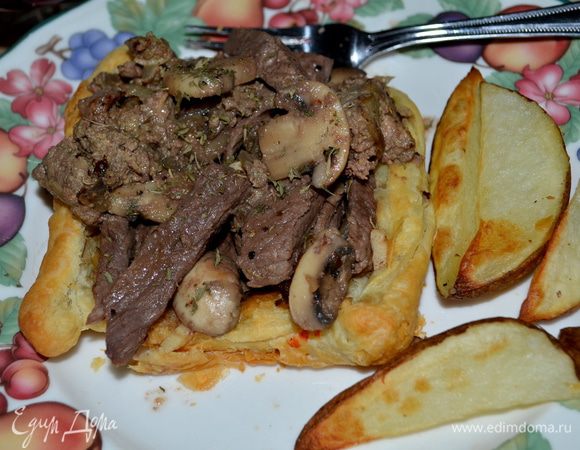 Разрежем говядину кусочками, разложим по порциям, сверху готовый паштет с грибами и соус. Подаем тут же с гарниром или без. Приятного аппетита.