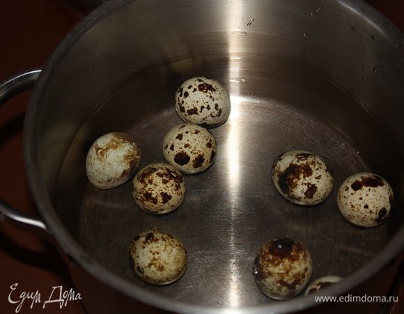 Отвариваем яйца.