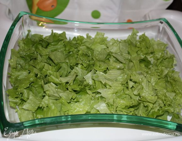 Салат нарежем или нарвем на небольшие кусочки и выкладываем в плоский салатник или на большую тарелку.