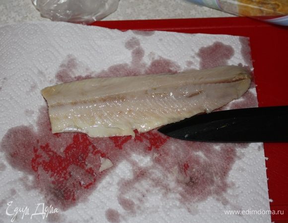 Филе селедки режем на небольшие кусочки. Можно взять 2 филе, у меня 3  (по просьбе мужа))))