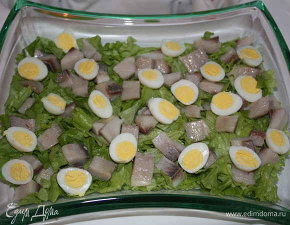 Яйца чистим и режем напополам. Выкладываем на селедку и салат.