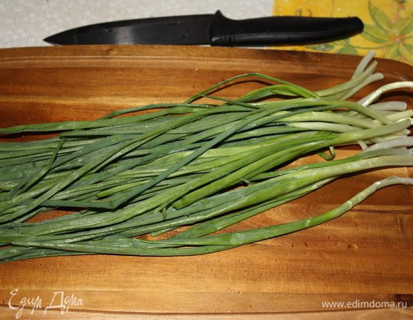 Режем лук и натираем сыр на мелкой терке.