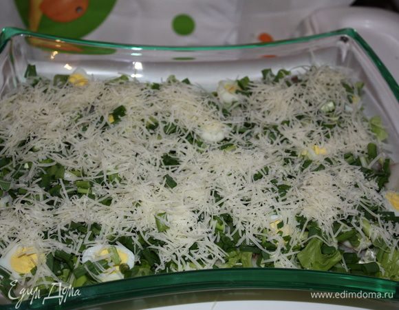 Посыпаем луком и тертым сыром.