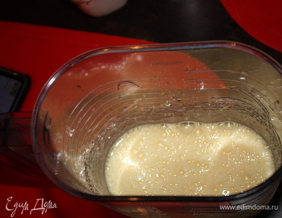 Яйца взбиваем с сахаром.