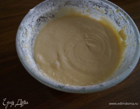 Растереть сливочное масло с сахаром, добавить яйца и хорошо взбить. Прибавить муку смешанную с разрыхлителем.