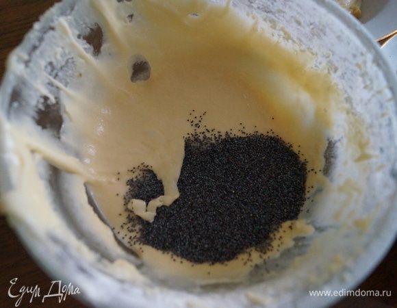 Разделить тесто на 3 части: к одной добавить мак