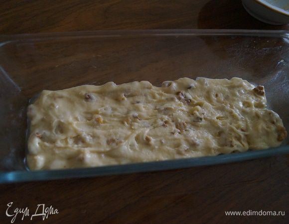 Выложить в форму, смазанную маслом, сначала тесто с орехами