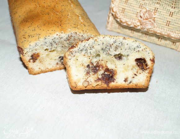 Поставить в разогретую до 180 градусов духовку на 50-55 минут. Готовому кексу дать немного остыть, чтобы не вытек шоколад. Посыпать сахарной пудрой или покрыть глазурью. Приятного чаепития!!!