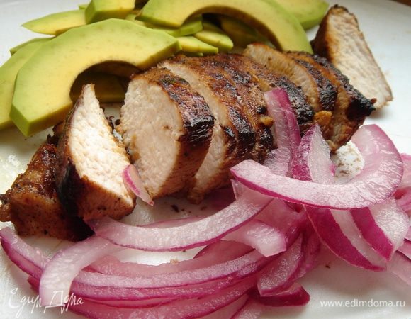 Лук нарезать полукольцами и замочить в винном уксусе. Нарезать авокадо и курицу произвольно.