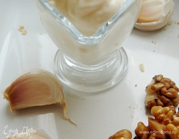 В чашу для погружного блендера поместить все ингредиенты, кроме орехов и лимонного сока. На малой скорости начать взбивание. После того,как заправка хорошо смешается и начнёт загущаться, можно добавить лимонный сок и увеличить скорость. Не переусердствуйте, майонез может стать слишком густым и его придётся разбавить кипячёной водой! Орехи измельчить в блендере и часть смешать с заправкой.