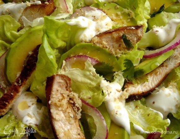 На порционные тарелки выложить салатные листья,курицу,авокадо и лук. Полить заправкой,присыпать измельчённой кинзой и грецкими орехами. Приятного аппетита!