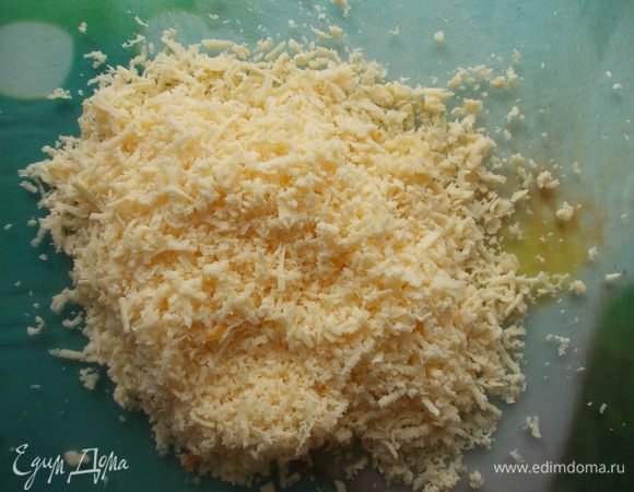 Сыр натереть на мелкую тёрку.