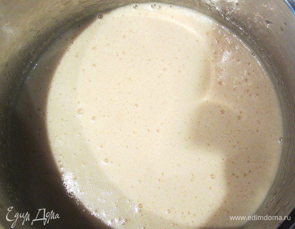 Добавить сливочное масла,  мед, соду.
Поставить эту смесь на водяную баню и прогревать,постоянно помешивая,пока сахар не растворится и смесь немного станет подкипать.