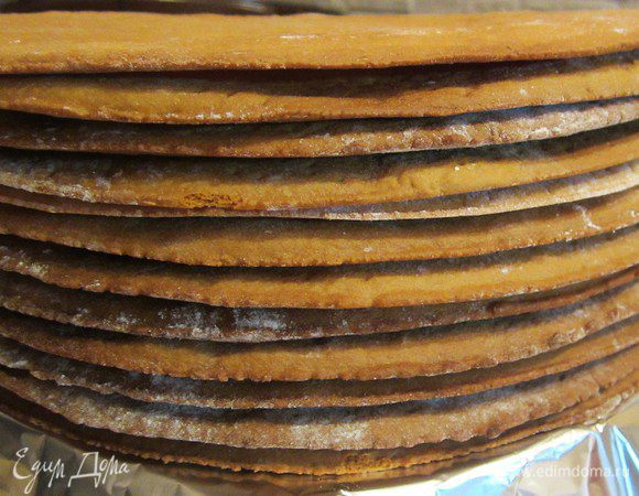 Выпекать коржи при t 200 С минуты 2-3, диаметром 22-23 см (у меня получилось 12 коржей), обрезки тоже вымесила и сделала коржи. Только обязательно посматривайте в духовку, так как коржики очень быстро румянятся, не успеете один раскатать, как другой уже готов!