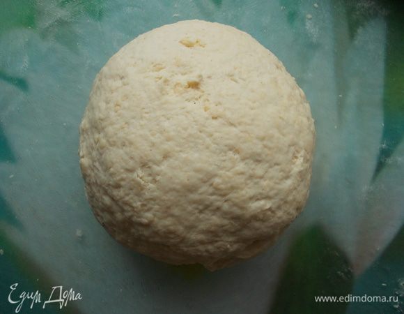 Затем влить молоко, всыпать сыр и замесить эластичное тесто (по надобности подсыпая муку).