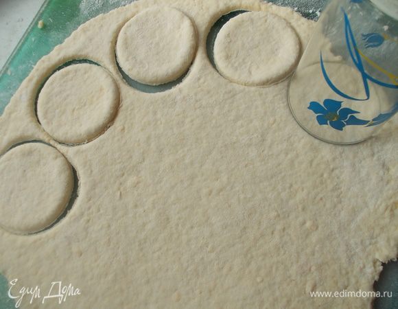 Раскатать тесто и вырезать формочкой или стаканом фигуры.