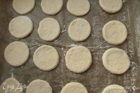 Уложить печенье на смазанный маслом пергамент. Поставить в разогретую 200С духовку на 30 мин., пока не станут золотистыми.