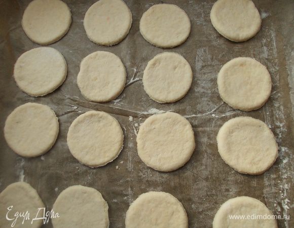 Уложить печенье на смазанный маслом пергамент. Поставить в разогретую 200С духовку на 30 мин., пока не станут золотистыми.