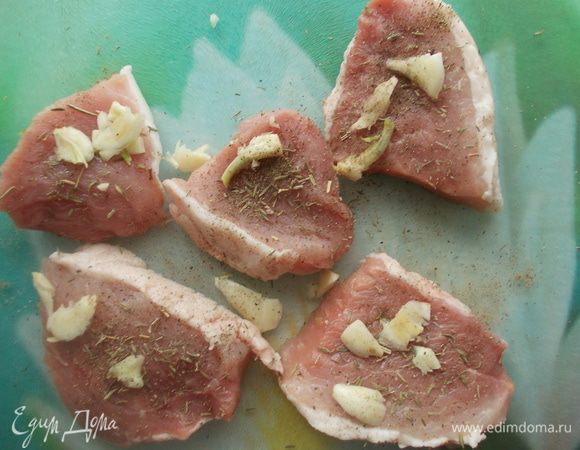 Мясо порезать на порционные куски. Посолить, поперчить, добавить тимьян и раздавленные дольки чеснока.