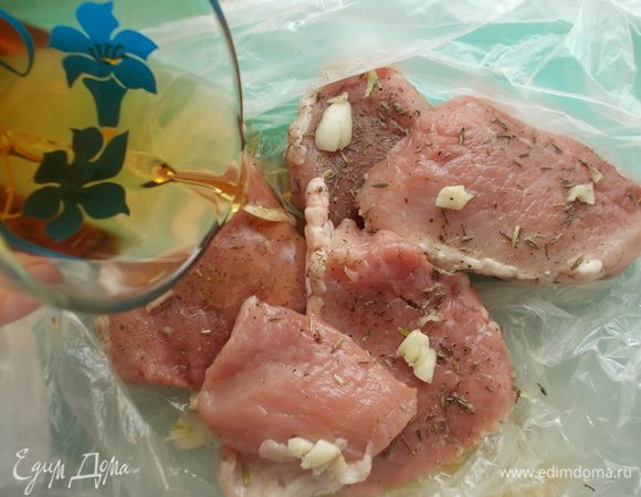 Положить мясо в пакет, добавить 1 ст.л. оливкового масла и влить 50 г  коньяка.