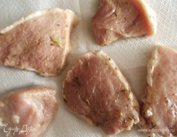 Достать мясо и обсушить бумажным полотенцем.