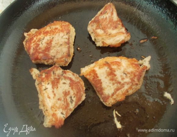 Обжарить мясо на оливковом масле, на раскалённой сковороде. Переворачивать 4 раза, держа на каждой стороне по 1,5 минуты. Мясо должно быть в разрезе с лёгким розовым оттенком.