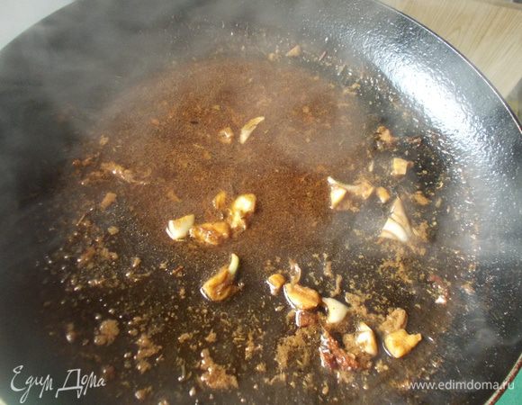 Для соуса необходимо в сковороду где жарилось мясо, со всеми оставшимися соками влить 100 г коньяка и 1 раздавленный зубок чеснока.Дождаться пока выпарится алкоголь, добавить пол стакана воды и сок с тарелки с мясом. Выпарить до желаемой консистенции.