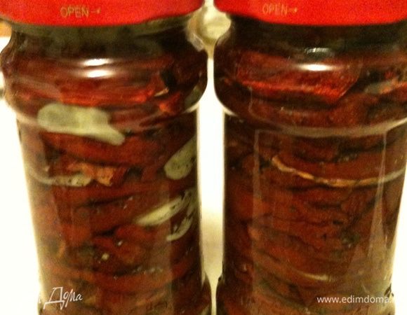 Готовые остывшие дольки томатов уклыдываем в баночки с нарезанным чесночком и заливаем масло и в холодильник. 
А когда придут гости или вам захочется провести вечер с любимым - кладете на тарелочку сырочки с плесенью - комамбер, бри, дор блю или еще какой-нибудь, наши вяленые томаты, подсушенный кусочек багета, бокал сухого вина!!! Жизнь удалась!!