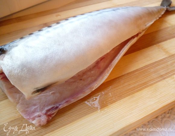 У рыбы отделите голову, разрежьте брюшко и хорошо почистите, удалите черную пленку со стенок брюшка и хорошо промойте. Рыба должна быть полностью чистой внутри.