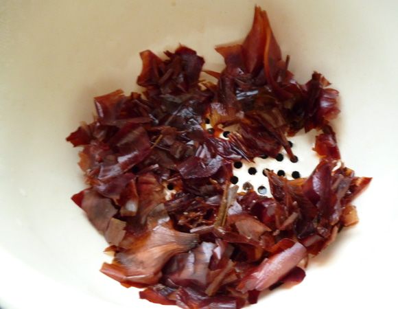 Отмерьте 1 л воды, поставьте кипятить. Луковую шелуху промойте под проточной водой. В закипевшую воду положите промытую шелуху и варите на небольшом огне 5 минут. Затем дайте настояться еще 10 минут. Отвар процедите через дуршлаг.