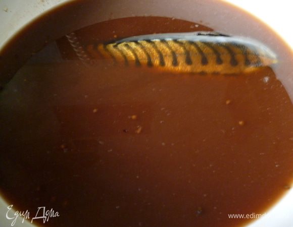 Через трое суток достаньте рыбу из маринада, промокните ее бумажным полотенцем и подвесьте ее за хвостик (с помощью крючка или шпагата) на балконе и дайте обветриться и стечь жидкости в течение 2 часов. Затем натрите поверхность растительным маслом и все — можно пробовать.