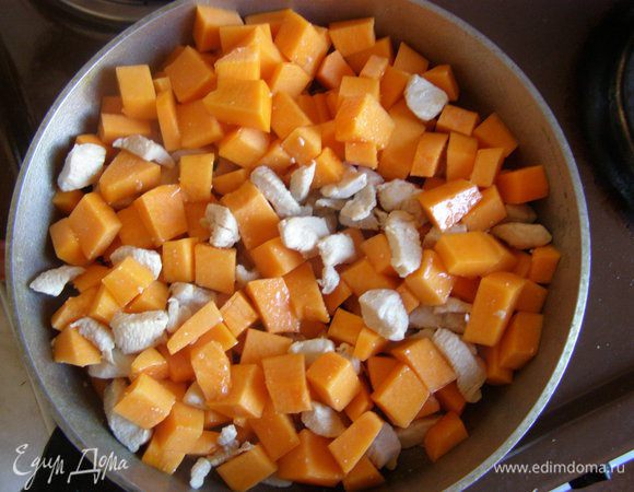 Филе порезать на небольшие кусочки, обжарить на сковороде до полуготовности, добавить порезанную кубиками тыкву, посолить, протушить до мягкости тыквы. У меня ушло 15 минут.