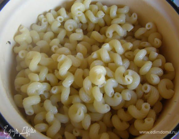 Макароны отварить до полуготовности.
