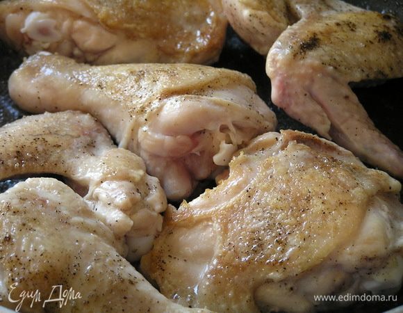 Куриное мясо посолить, поперчить, обжарить на растительном масле, выложить в миску.