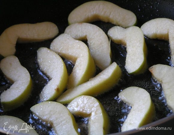 В той же сковороде обжарить нарезанную дольками айву, выложить в миску.