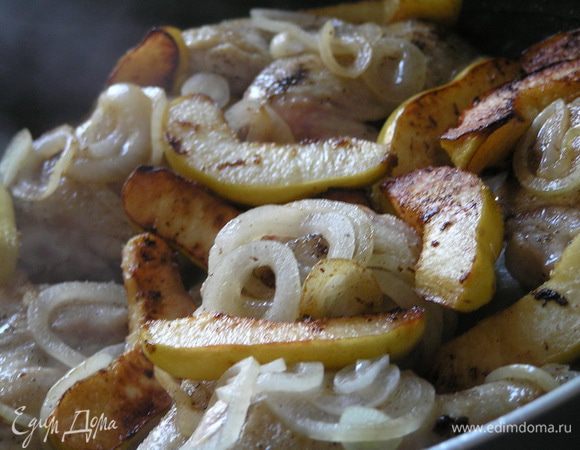 вернуть в сковороду кусочки курицы и айву, перемешать, влить вино, дать выпариться.