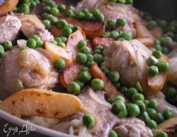 Затем всыпать зеленый горошек, тушить еще 5-7 минут до готовности.