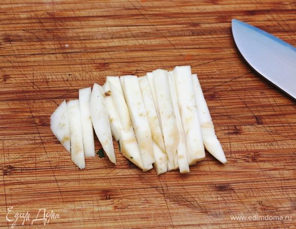 Итак, готовим маринад, в котором будет готовиться рыба. Нарезаем соломкой сельдерей.