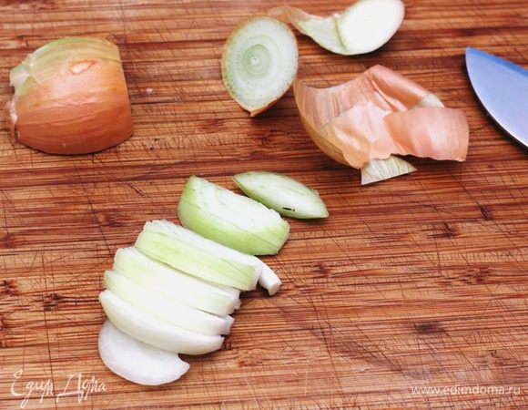 Нарежьте соломкой лук.