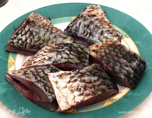 Нарежьте рыбу на порционные куски. У меня получилось на три части каждую рыбу.