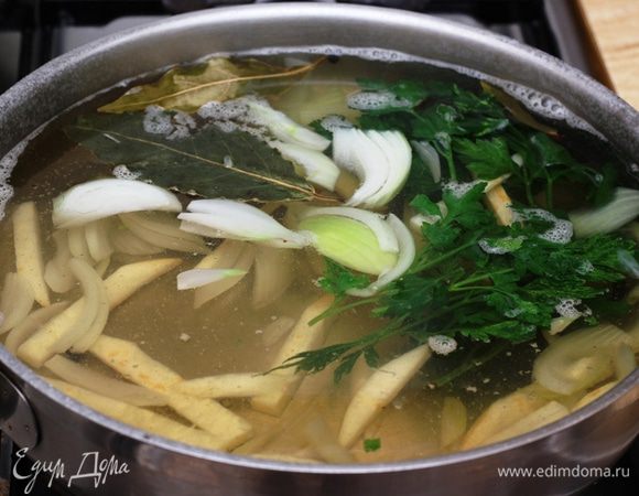 В неглубокую кастрюлю (у меня сковорода с высокими бортами) сложите ингредиенты маринада, а именно: сельдерей, лук, петрушку, перец, лавровый лист и залейте все водой. Учтите, то в конце вы будете добавлять вино. 