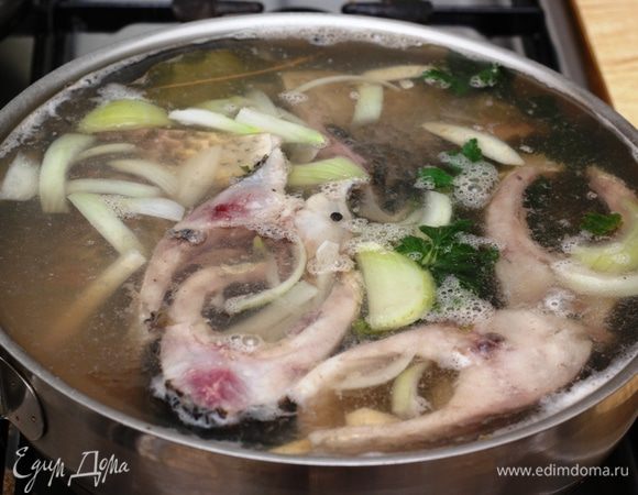 Положите рыбу в маринад, доведите до кипения и варите в течение 10 минут.