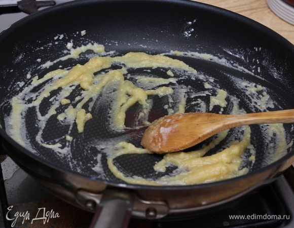 Обжарьте муку на слабом огне до слегка желтого цвета. Не забывайте постоянно перемешивать соус.