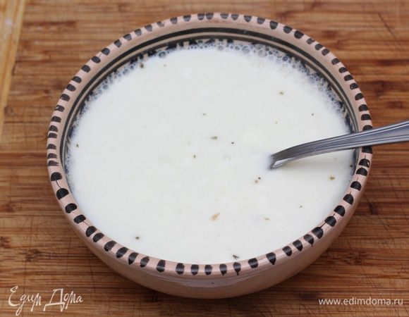 Соедините сливки с рыбным бульоном (бульон необходимо приготовить отдельно). Хорошо размешайте.