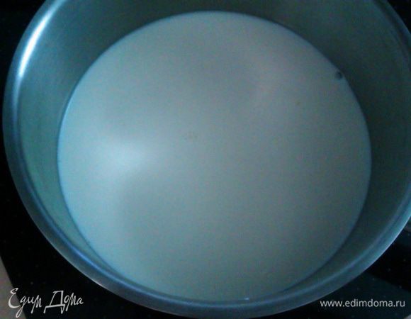 Подогрейте 50 мл молока на слабом огне, чтобы оно было горячим, но еще можно было опустить в него палец.