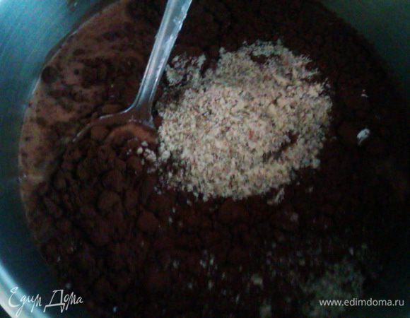 Уберите с огня. Не выключая его, всыпьте все ингредиенты, тщательно взбейте венчиком около 5 минут, чтобы сахар, какао и крахмал растворились.