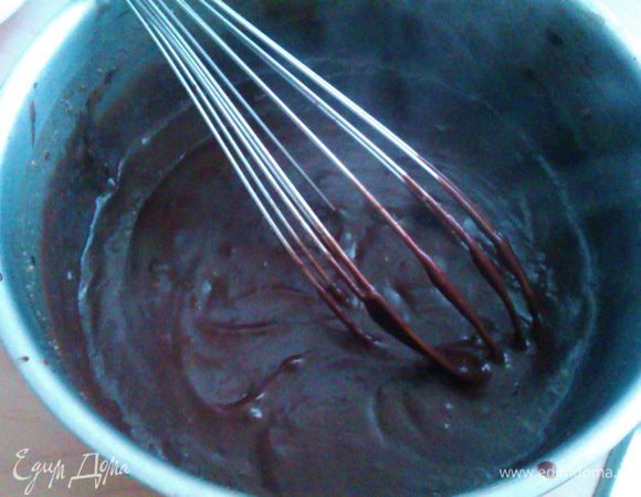 Верните на огонь. Продолжая взбивать, доведите до кипения (на поверхности будут появляться крупные пузыри), кипятите 1 минуту, разлейте по формам (у меня две чашки).