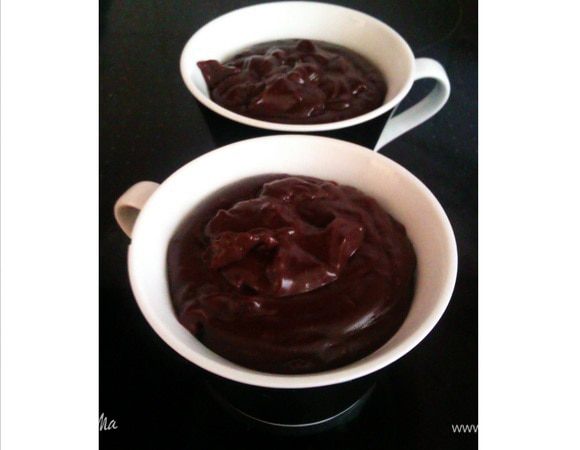 Можно есть теплым, но лучше отправить в холодильник на несколько часов. Я готовила себе и мужу, не смогла себя перебороть и съела обе порции, пришлось варить еще. Очень-очень вкусно и шоколадно! Приятного аппетита!