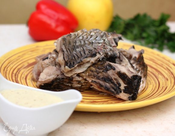 Подавайте рыбу, полив соусом. Мне больше всего понравилось рыбу есть с красным сладким перцем. Кроме того, можно сбрызнуть несколькими каплями лимонного сока.